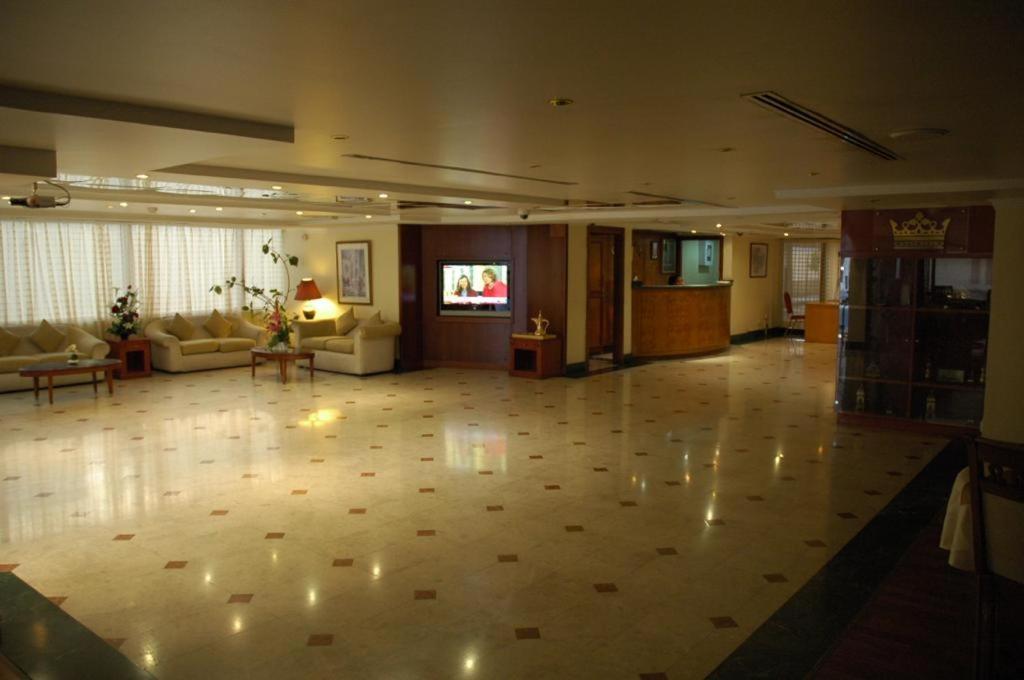 London Crown 2 Hotel Apartments Dubai Exterior photo